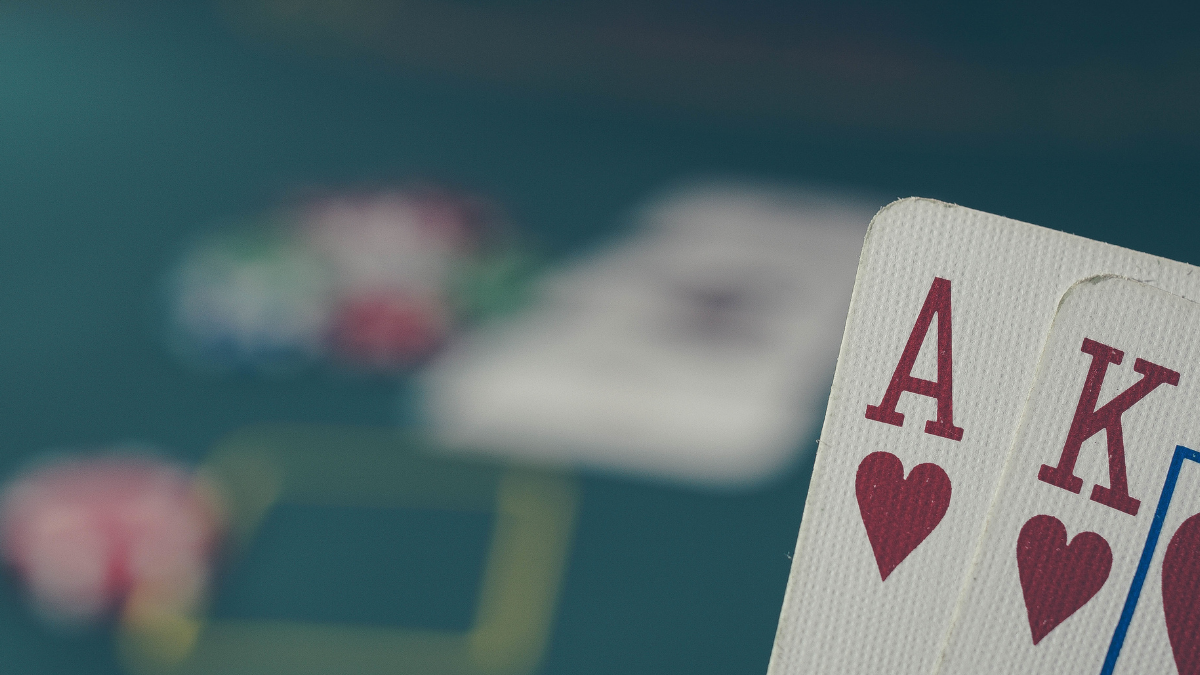 Почему стоит играть в покер онлайн: преимущества и возможности